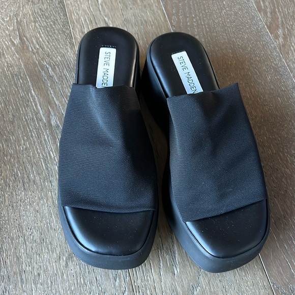 Steve Madden Slinky30 Black Sandal - Picture 1 of 5